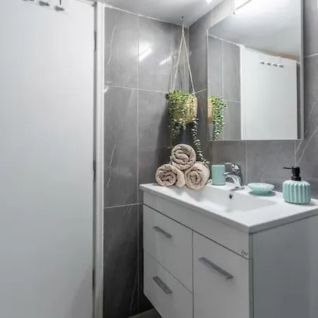 Modern And Spacious 2b Apartment *
