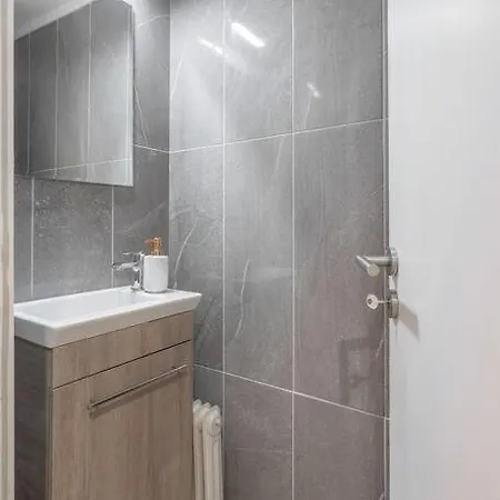 Modern And Spacious 2b *